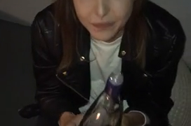 Schweizer Mädchen wissen, wie man an einer Flasche nuckelt